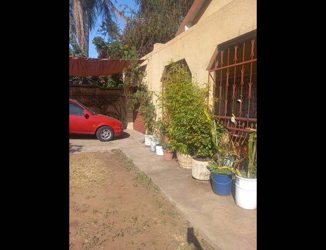 4 BEDROOM HOUSE FOR SALE IN BEZUIDENHOUT VALLEY